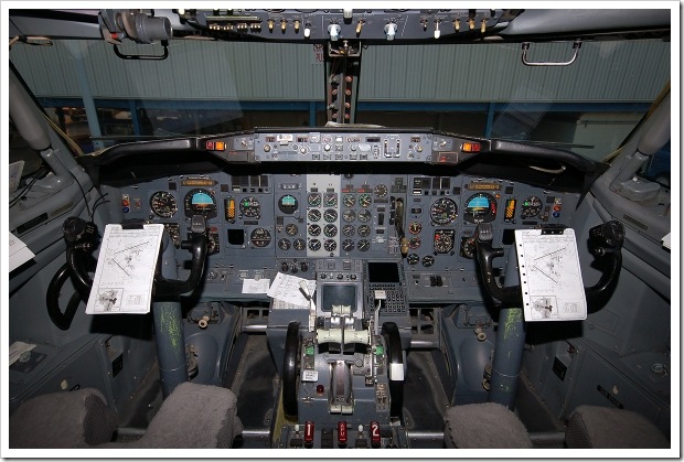 Cockpit of Boeing 737-300