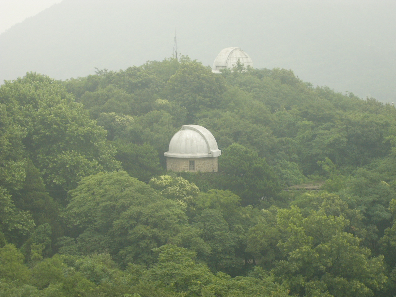 天文台位于紫金山第三峰上;  紫金山天文台景点门票; 紫金山天文台台