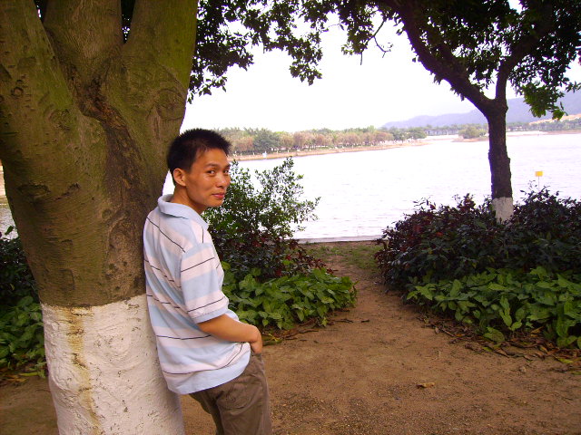 湖北靚仔一回頭,嚇死路邊一頭牛