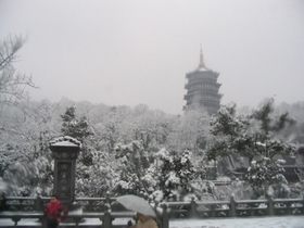 雪中雷峰塔1.JPG