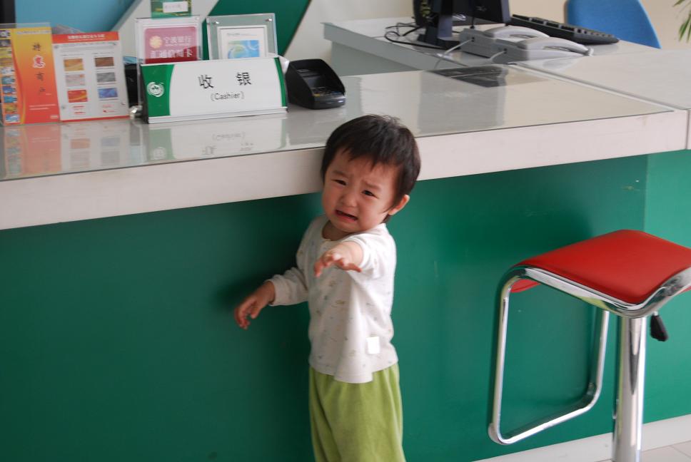 找爸爸，哭的好伤心幺！