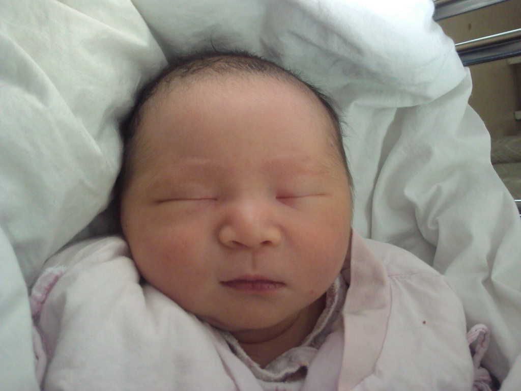 刚做爸爸。手忙脚乱，有点兴奋。根本没想着带相机。用手机将就下吧